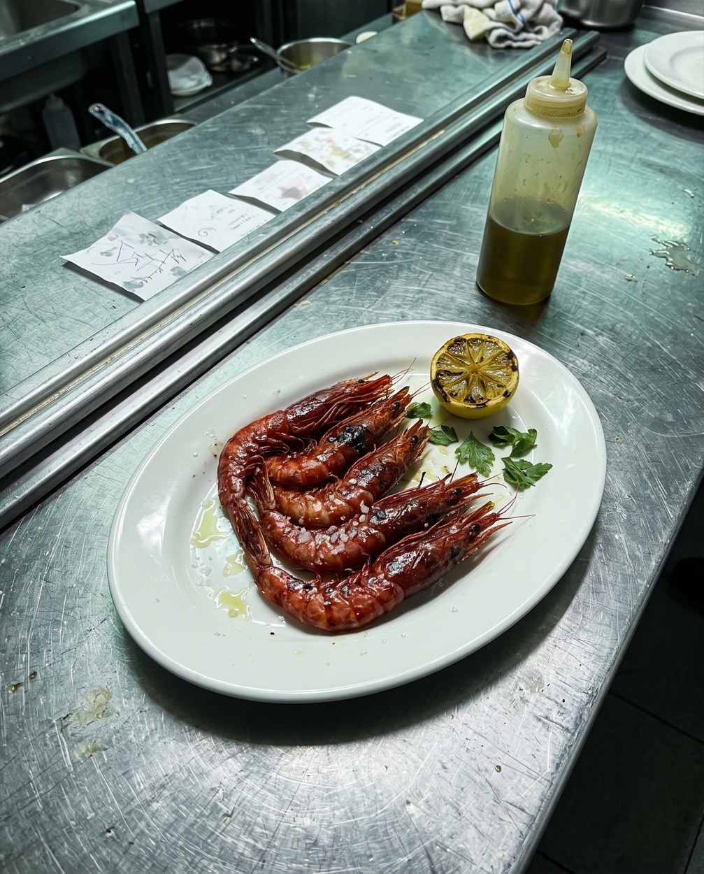 Antes: gambas de Palamós fotografiadas con el móvil sobre el acero de la cocina